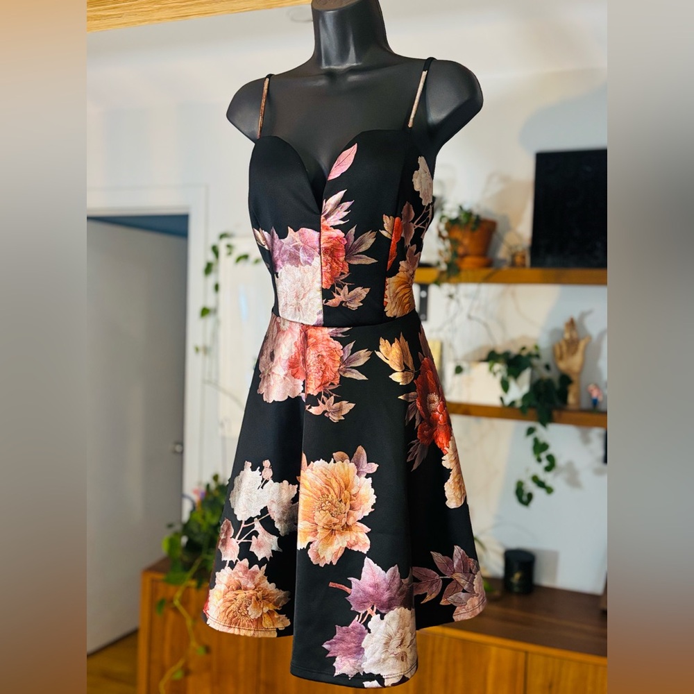 ✨ NWT Colori Floral Stretch Dress with Built-In Bra – Size Large